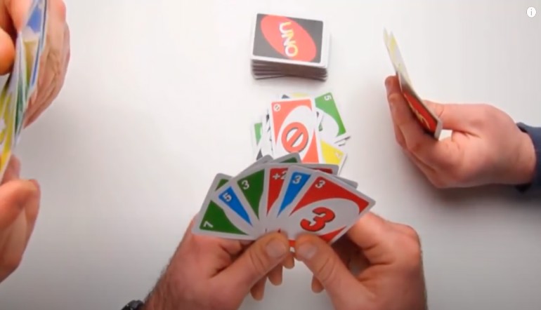 como jugar a las cartas uno